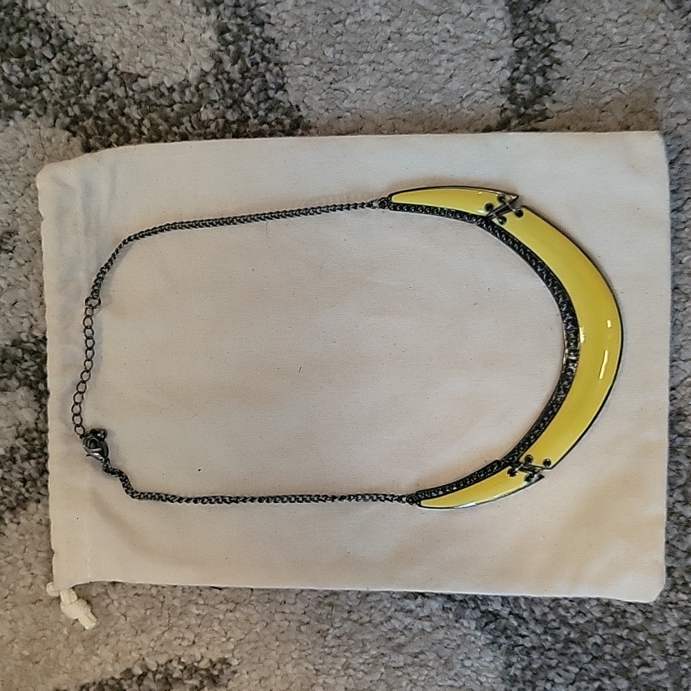 Express yellow metal necklace